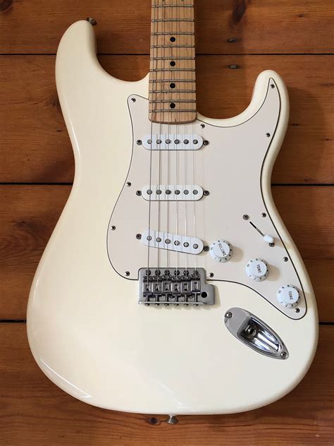 price fender stratocaster mexican made.